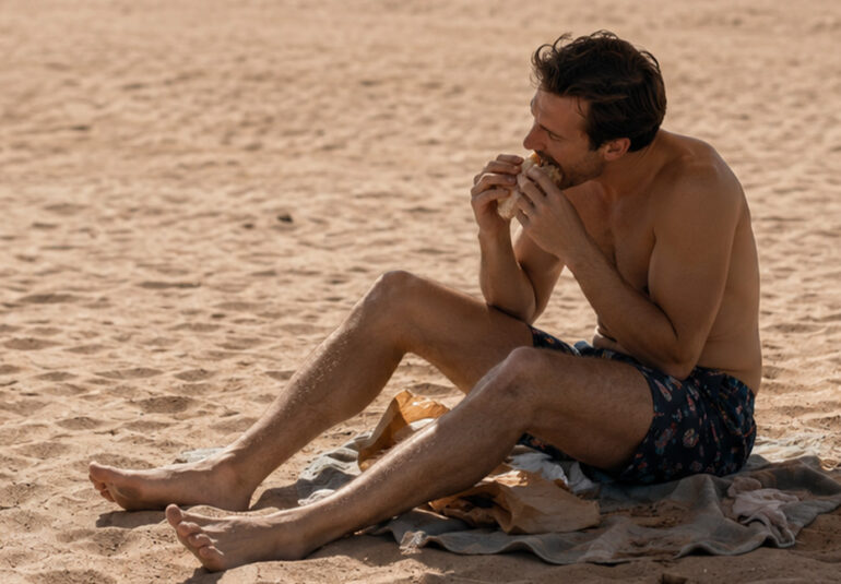 fare il bagno dopo i pasti è pericoloso? Ecco cosa dice la scienza